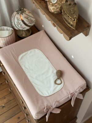 housse de matelas à langer beige rosé et serviette rayée