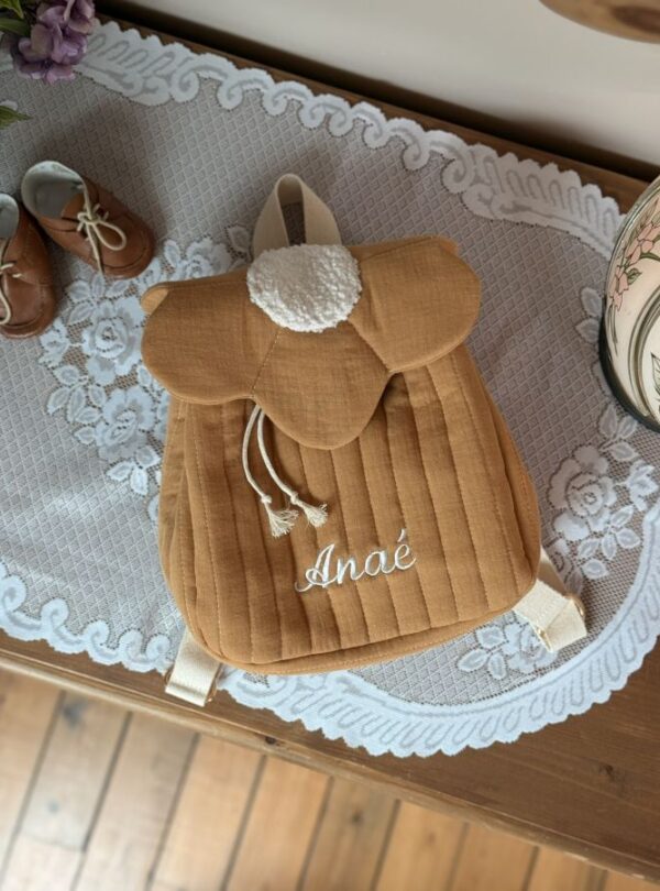 sac à dos enfant matelassé camel rabat fleur