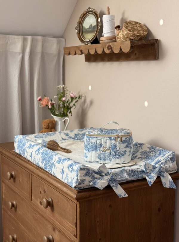 vanity matelassé toile de jouy bleu personnalisé