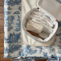 vanity matelassé toile de jouy bleu personnalisé