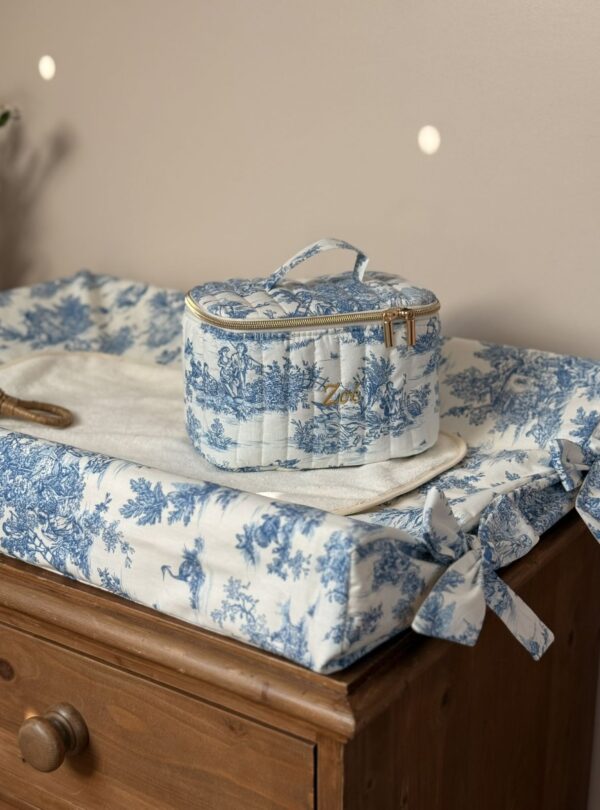 vanity matelassé toile de jouy bleu personnalisé