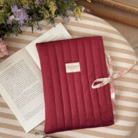 pochette pour livre broché matelassé velours bordeaux et toile de jouy framboise