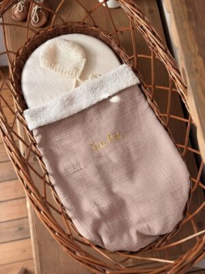 couverture bébé gaze de coton beige rosé et broderie dorée