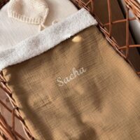 couverture bébé gaze de coton caramel et broderie écru