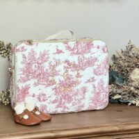 valisette matelassé toile de jouy framboise avec broderie