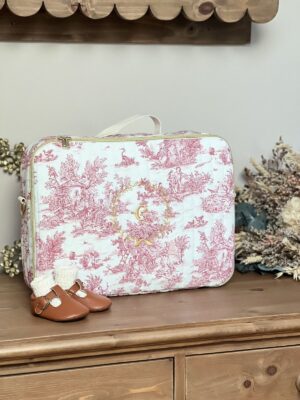 valisette matelassé toile de jouy framboise avec broderie