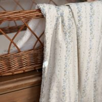 couverture bébé tendres rayures fleuri bleu