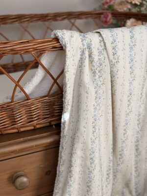 couverture bébé tendres rayures fleuri bleu