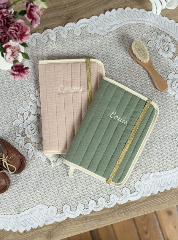 deux protèges carnet de santé gaze de coton kaki et beige rosé