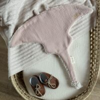 doudou raie manta gaze de coton beige rosé personnalisé
