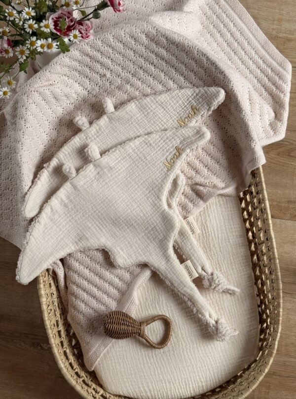 lot de deux doudous raie manta gaze de coton écru