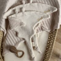 lot de deux doudous raie manta gaze de coton écru