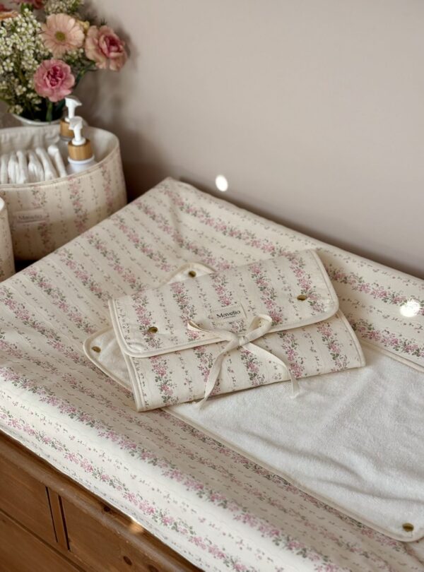 matelas à langer nomade rayé fleuri rose tendres rayures