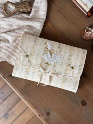 matelas à langer nomade rayures fleuri jaune broderie oie