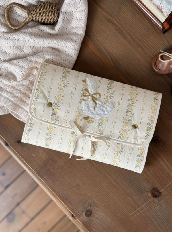 matelas à langer nomade rayures fleuri jaune broderie oie