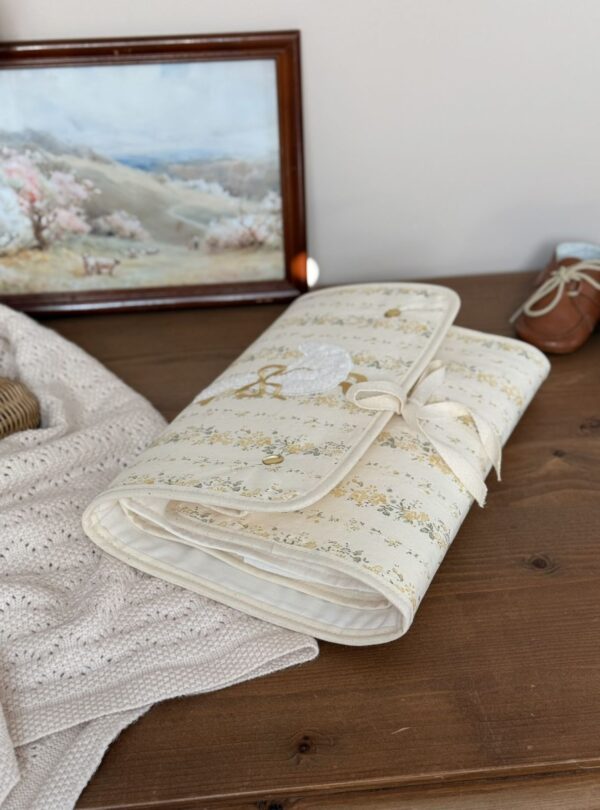 matelas à langer nomade rayures fleuri jaune broderie oie