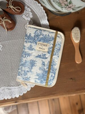 protège carnet de santé matelassé toile de jouy bleu