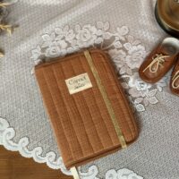 protège carnet de santé matelassé caramel