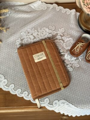 protège carnet de santé matelassé caramel