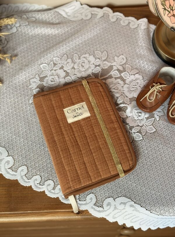 protège carnet de santé matelassé caramel