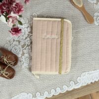 protège carnet de santé matelassé gaze de coton beige rosé brodé prénom