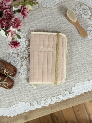 protège carnet de santé matelassé gaze de coton beige rosé brodé prénom