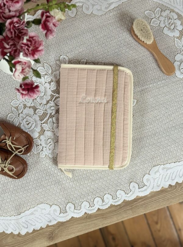 protège carnet de santé matelassé gaze de coton beige rosé brodé prénom