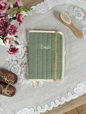 protège carnet de santé matelassé gaze de coton kaki brodé