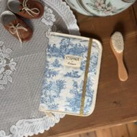 protège carnet de santé matelassé toile de jouy bleu