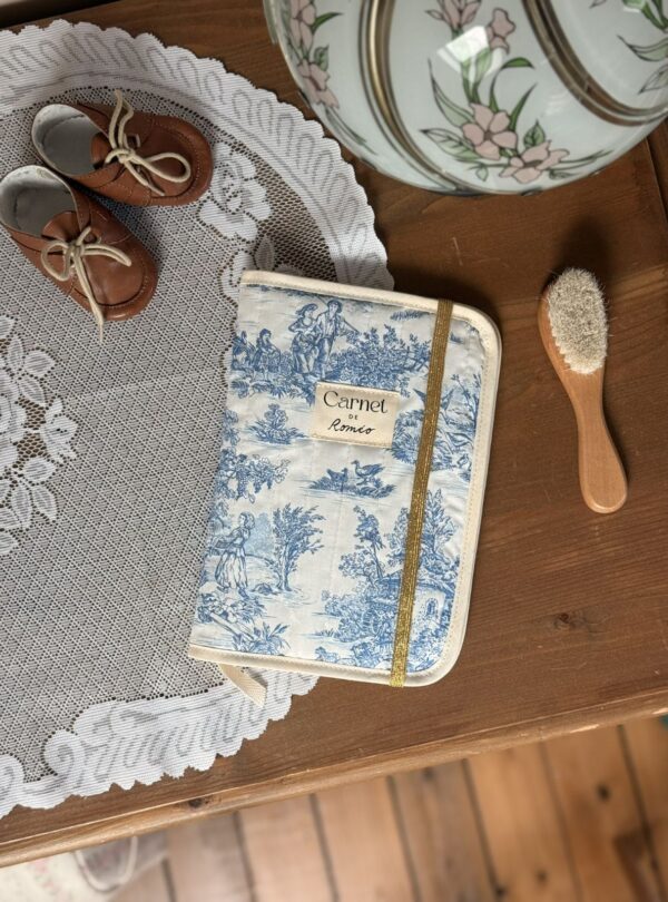 protège carnet de santé matelassé toile de jouy bleu