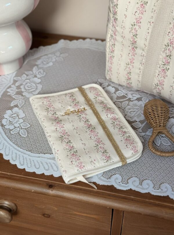 protège carnet de santé rayé fleuri rose personnalisé broderie