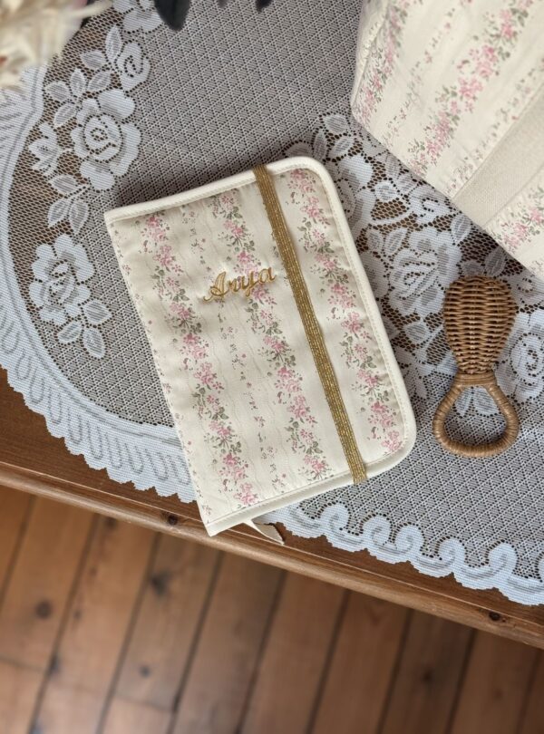 protège carnet de santé rayé fleuri rose personnalisé broderie