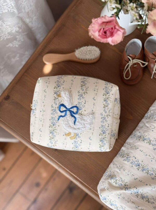 trousse de toilette rayures fleuri bleu broderie oie tendres rayures