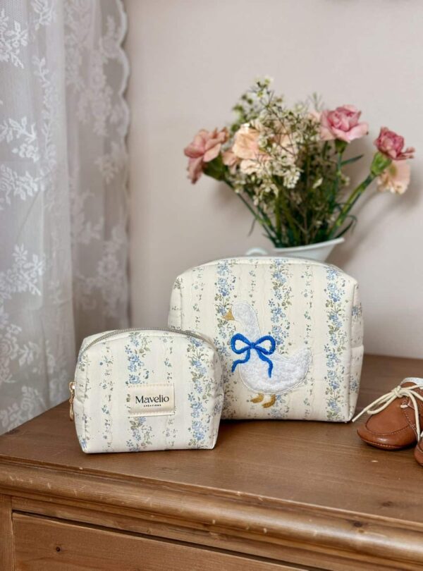 trousses de toilette rayures fleuri bleu broderie oie tendres rayures